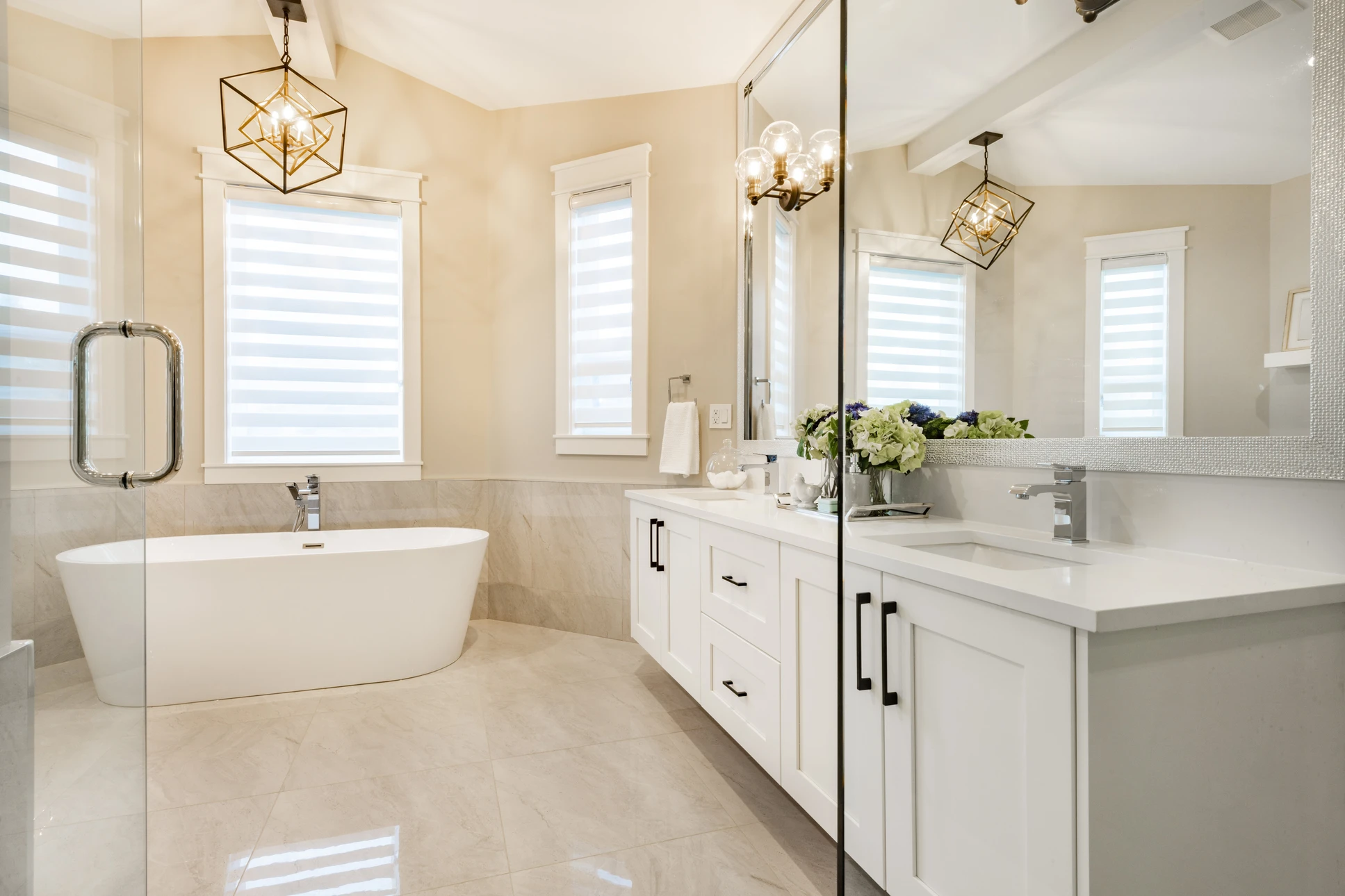 Salle de bains moderne luxueuse avec baignoire îlot blanche, double vasque sur meuble blanc, robinetterie chromée contemporaine