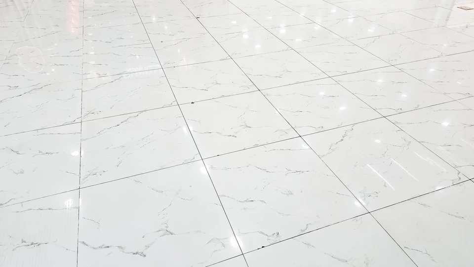 Espace de travail collaboratif en intérieur avec trois professionnels autour d'une table en bois