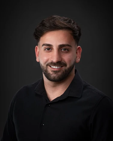 Cuisine moderne ouverte avec îlot central en bois foncé et plan de travail en quartz blanc